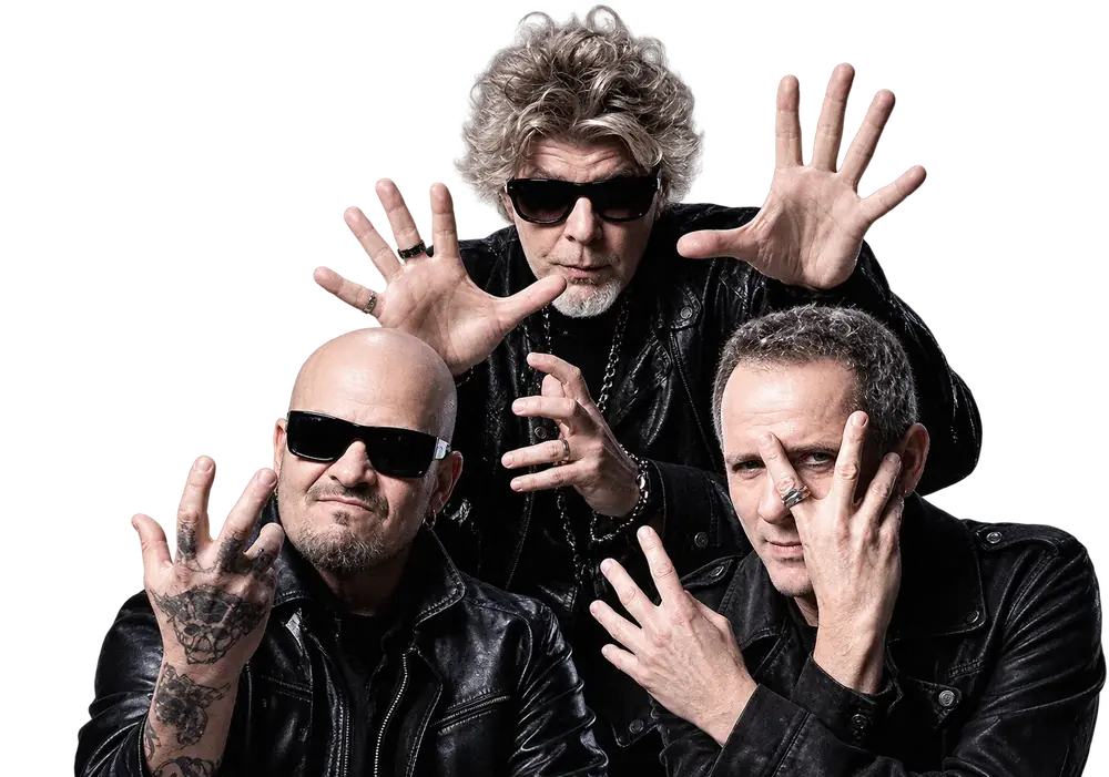 Os Titãs, integrantes da banda com as mãos erguidas